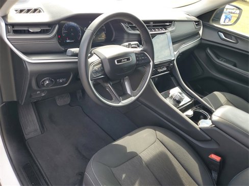 Used 2023 Jeep Grand Cherokee Laredo image 6