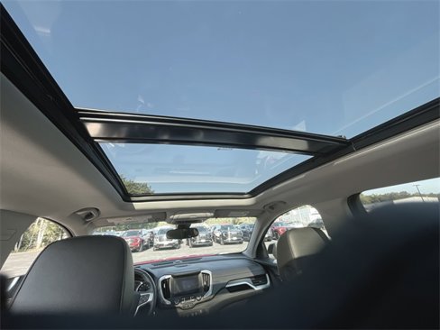 Certified 2023 GMC Terrain SLT w/ Infotainment Package II image 18