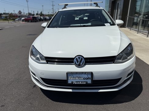 Used 2017 Volkswagen Golf SportWagen image 2