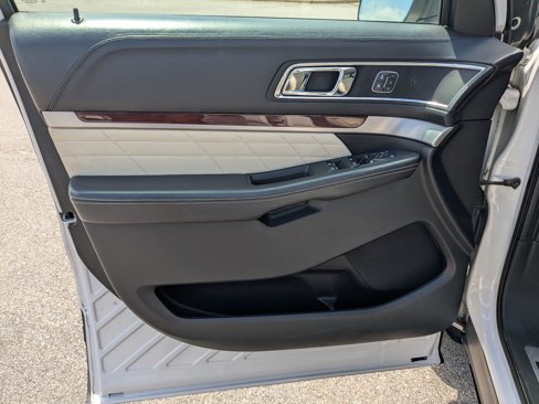 Used 2018 Ford Explorer Platinum image 11
