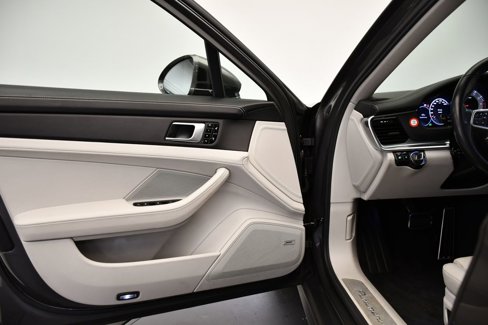 Certified 2018 Porsche Panamera 4S image 34