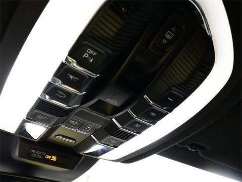 Certified 2021 Porsche Macan image 17