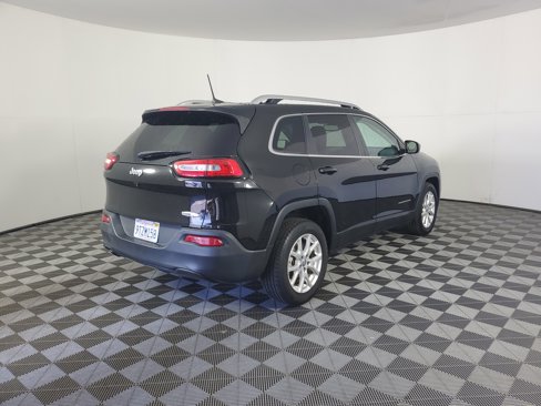 Used 2017 Jeep Cherokee Latitude image 4