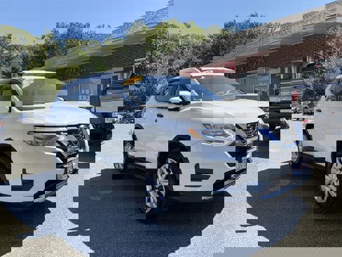 Used 2019 Nissan Rogue S image 3