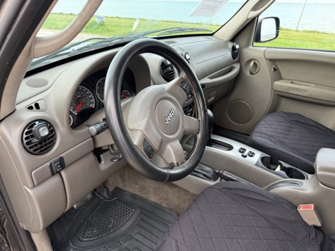 Used 2005 Jeep Liberty Renegade image 9