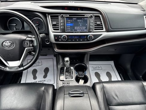 Used 2019 Toyota Highlander XLE image 16