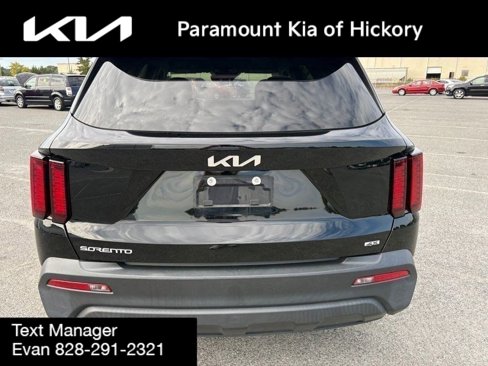 Used 2023 Kia Sorento LX image 4