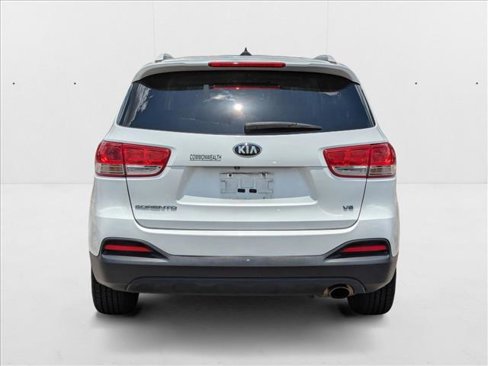 Used 2017 Kia Sorento LX image 6