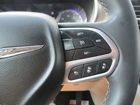 Used 2022 Chrysler Pacifica Touring-L image 11