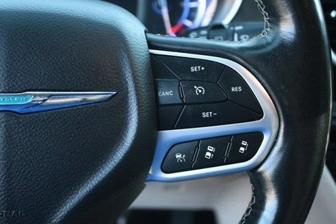 Used 2021 Chrysler Pacifica Touring-L image 16