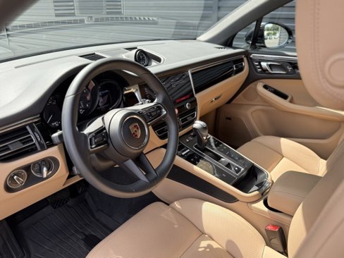 Certified 2025 Porsche Macan image 4