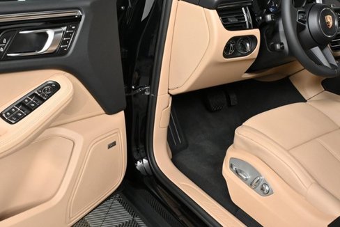 Certified 2025 Porsche Macan image 7