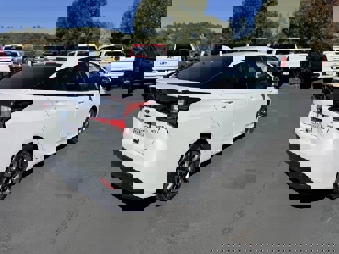 Used 2021 Toyota Prius XLE image 6