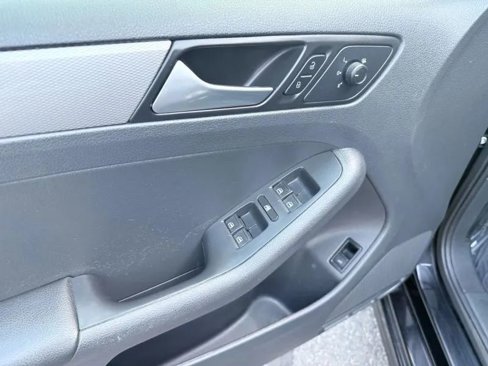 Used 2016 Volkswagen Jetta SE image 12