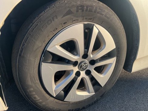 Used 2016 Toyota Prius Four image 9