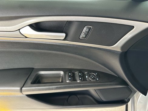 Used 2020 Ford Fusion SE image 18