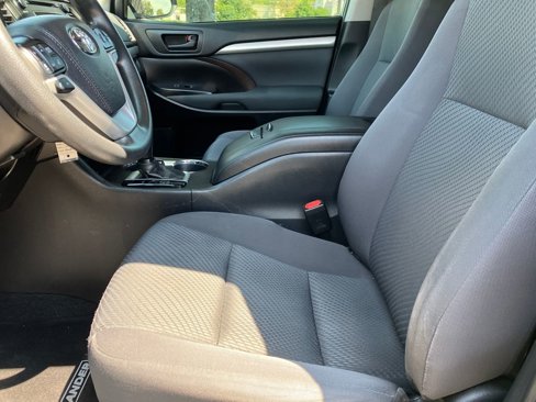 Used 2019 Toyota Highlander LE w/ Phone Cable & Charge Package image 16