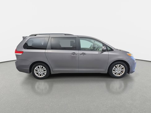 Used 2014 Toyota Sienna XLE image 4