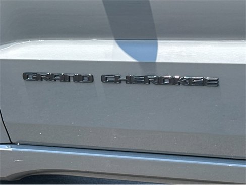 Used 2019 Jeep Grand Cherokee Altitude image 41