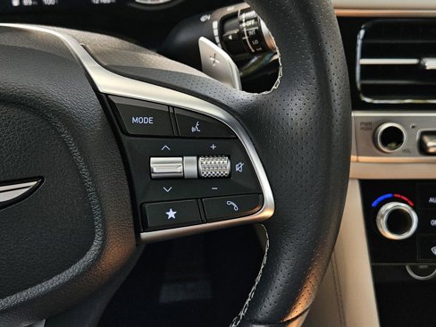Used 2025 Genesis G70 2.5T image 28