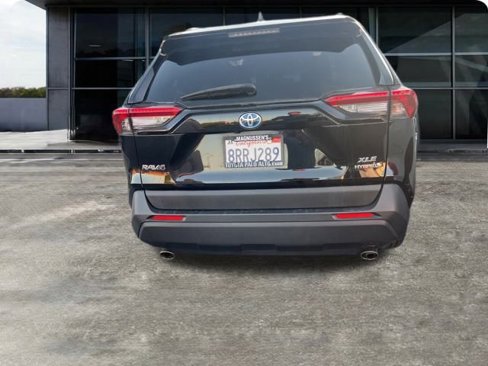 Used 2020 Toyota RAV4 XLE image 5