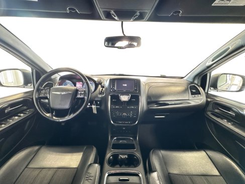 Used 2014 Chrysler Town & Country S image 16