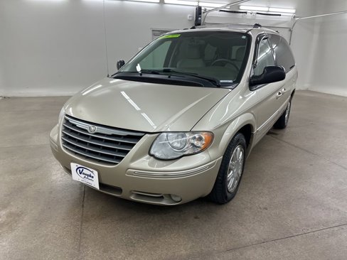 Used 2005 Chrysler Town & Country Limited image 6