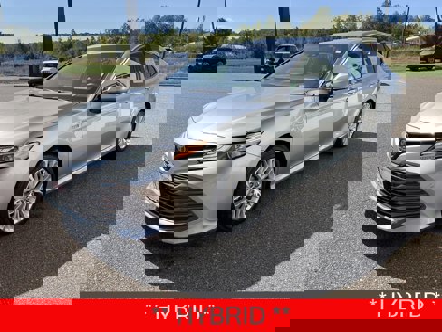 Certified 2018 Toyota Camry XLE image 3