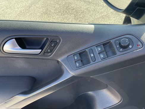 Used 2013 Volkswagen Tiguan S image 6
