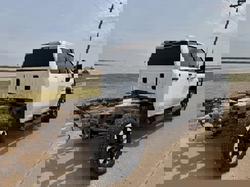 Used 2020 Chevrolet Silverado 2500 Custom w/ Custom Value Package image 3