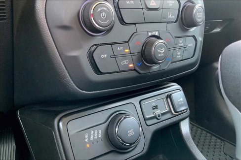 Used 2022 Jeep Renegade Latitude w/ Convenience Group image 33