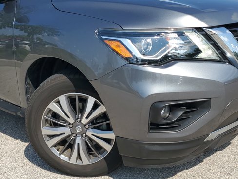 Used 2020 Nissan Pathfinder SV image 2