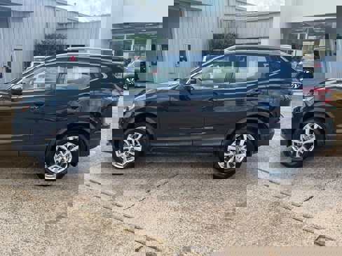 Used 2021 Nissan Rogue Sport SV image 2