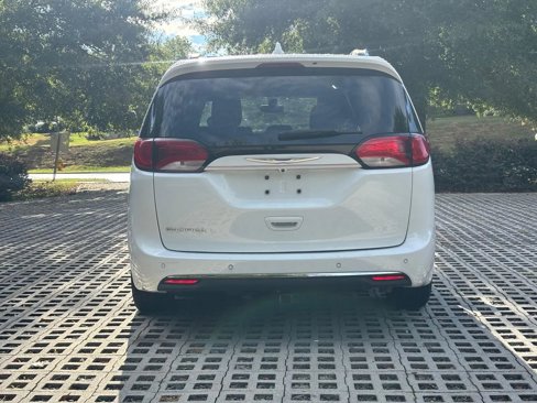 Used 2018 Chrysler Pacifica Touring-L image 6