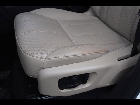 Used 2019 Land Rover Discovery HSE image 24