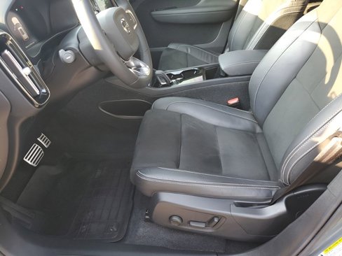 Used 2022 Volvo XC40 P8 Recharge Plus image 27