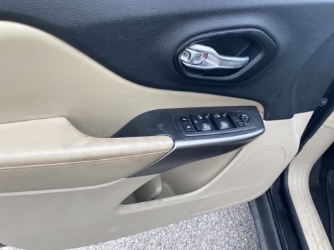 Used 2019 Jeep Cherokee Latitude image 17