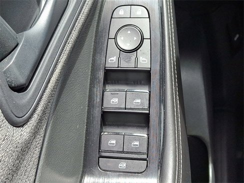 Used 2022 Nissan Rogue S image 25