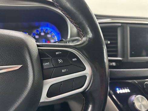 Used 2020 Chrysler Pacifica Touring-L image 31