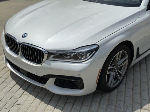 Used 2018 BMW 750i image 11