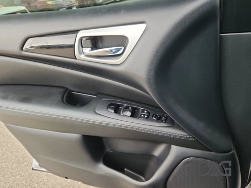 Used 2019 Nissan Pathfinder SV image 16