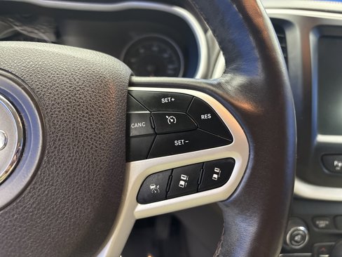 Used 2018 Jeep Cherokee Overland w/ Technology Group image 16