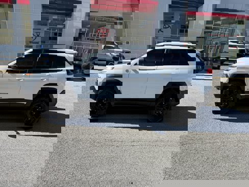 Used 2017 Jeep Cherokee Trailhawk w/ Trailer Tow Group image 2
