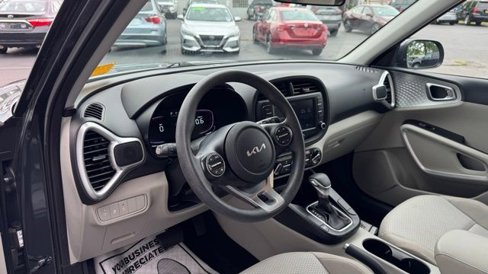 Used 2023 Kia Soul LX image 9