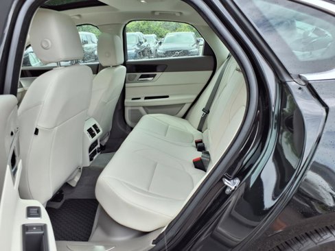 Used 2018 Jaguar XF Premium image 12