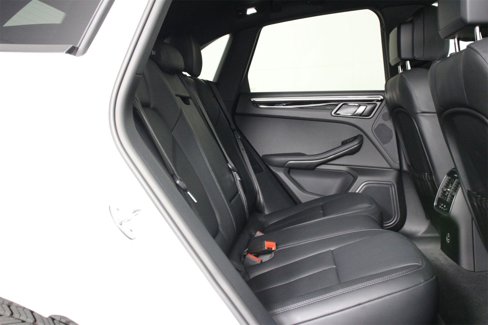 Certified 2025 Porsche Macan image 32