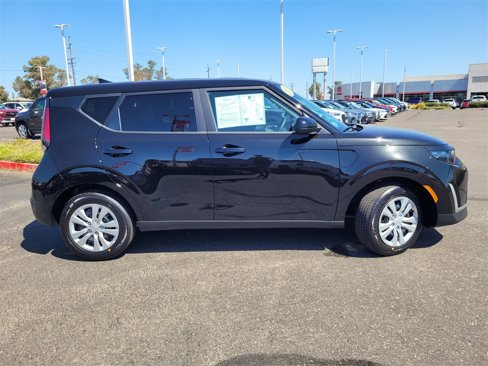 Used 2025 Kia Soul LX image 3