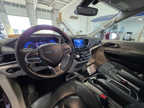 Used 2017 Chrysler Pacifica Touring-L Plus image 13