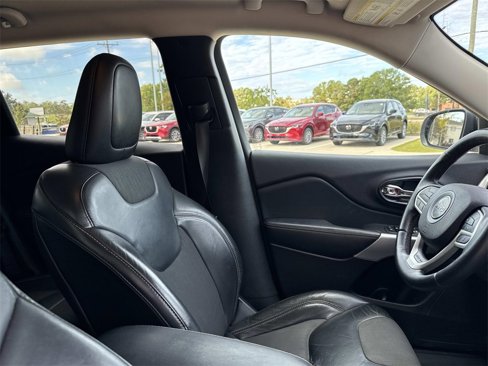 Used 2018 Jeep Cherokee Latitude Plus w/ Comfort/Convenience Group image 10