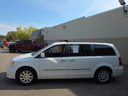 Used 2016 Chrysler Town & Country Touring w/ Driver Convenience Group image 6